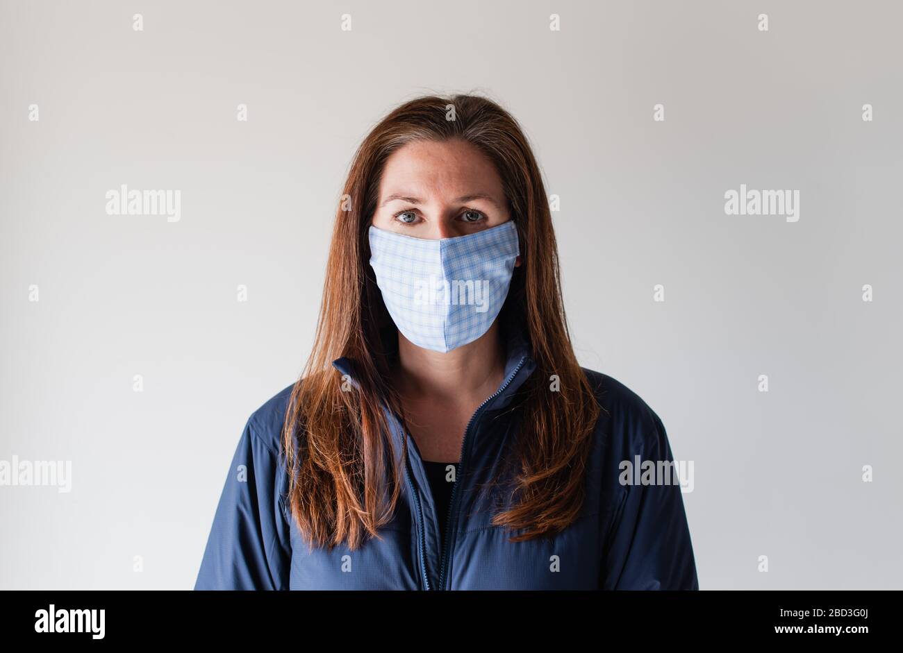 Femme portant un masque facial en tissu fait maison pendant la pandémie Covid 19. Banque D'Images