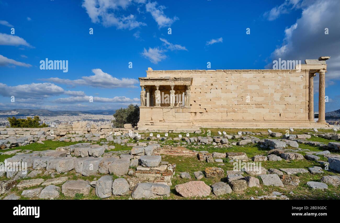 Érection. Temple connu en l'honneur d'Athena et Poseidon, dont le portique a 6 caryatides Banque D'Images
