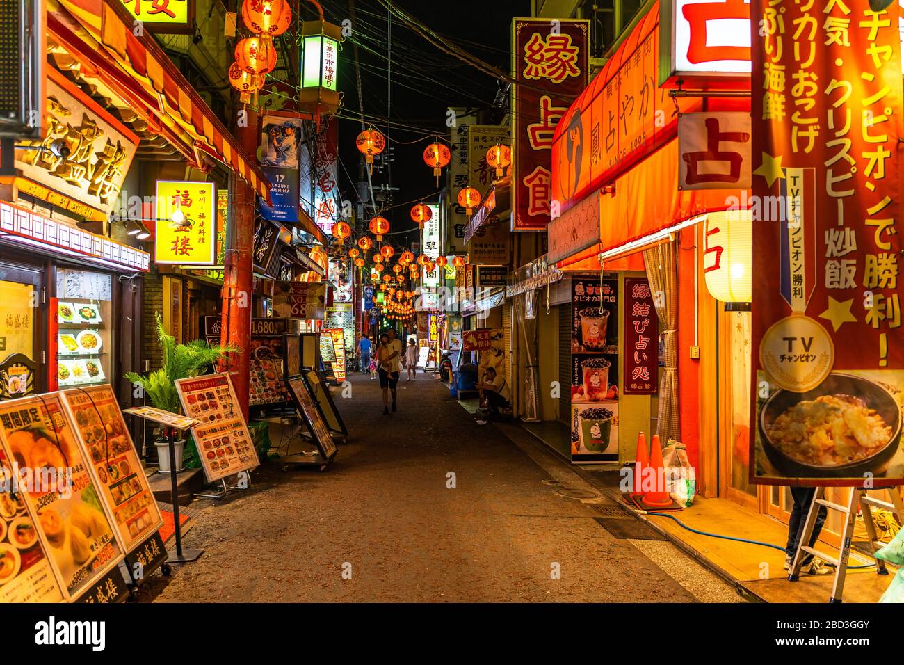 Yokohama, Japon, août 2019 – vue sur Nigh du quartier chinois de Yokohama avec de nombreux restaurants chinois bordés le long de la rue et des lanternes rouges typiques Banque D'Images