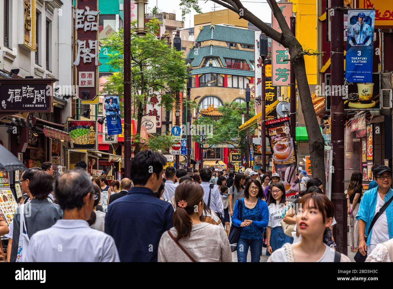 Foule de personnes dans la rue principale du quartier chinois de Yokohama, le plus grand quartier chinois du Japon. Yokohama, Japon, août 2019 Banque D'Images