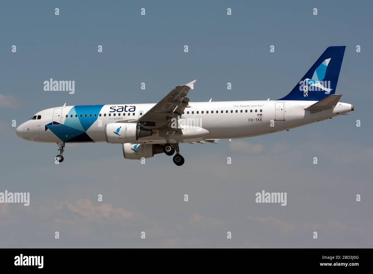 Lisbonne, Portugal. 13 mai 2013. Un Airbus 320 SATA International atterrit à l'aéroport Humberto Delgado de Lisbonne. Crédit: Fabrizio Gandolfo/SOPA Images/ZUMA Wire/Alay Live News Banque D'Images