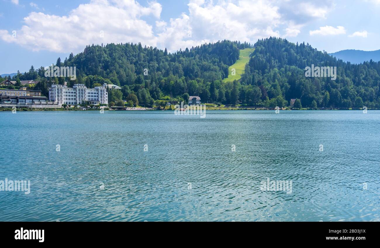 Lac de Bled, hôtels, parcs et plages situés sur la rive du lac Bled, entouré de forêts et de montagnes, Alpes juliennes, Slovénie Banque D'Images