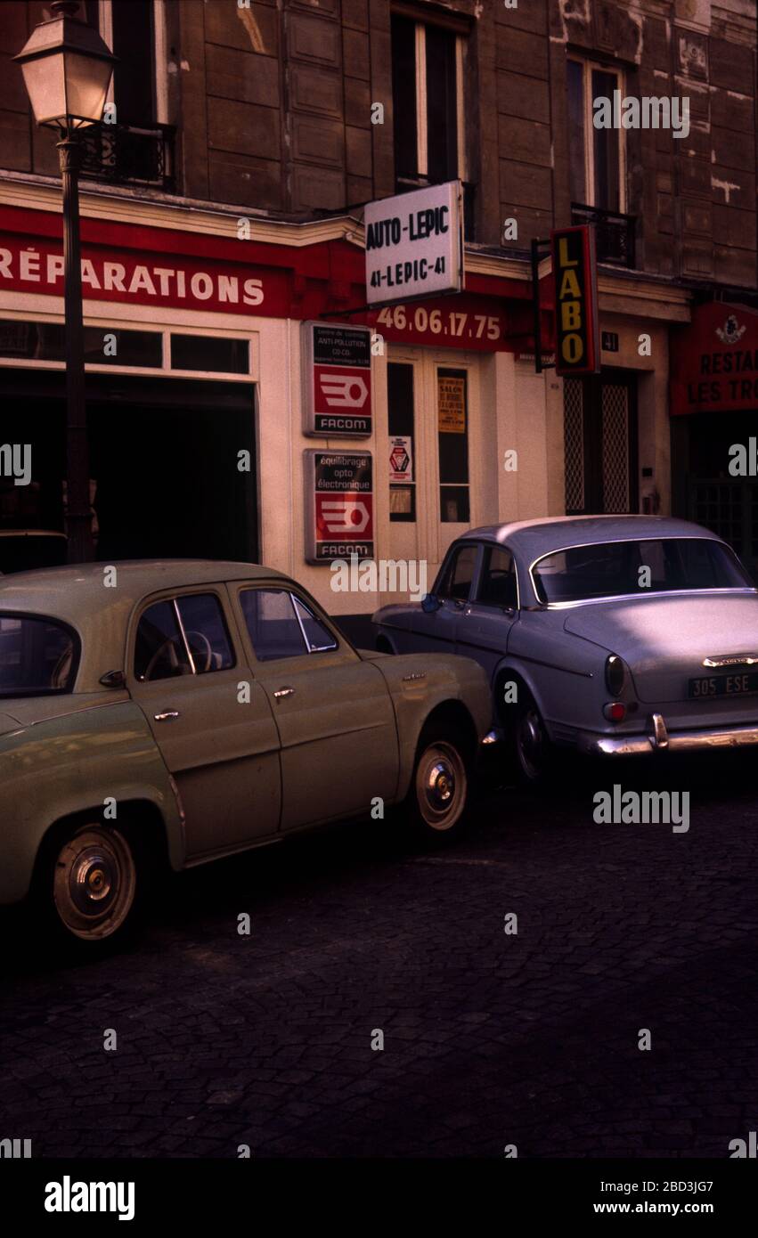 PARIS VÉHICULES ET GARAGE RUE LE PIC MONTMARTRE - RENAULT ET VOLVO VINTAGE - PARIS FRANCE - PARIS PHOTOGRAPHIE COULEUR RUE PARIS - FILM COULEUR © FRÉDÉRIC BEAUMONT Banque D'Images