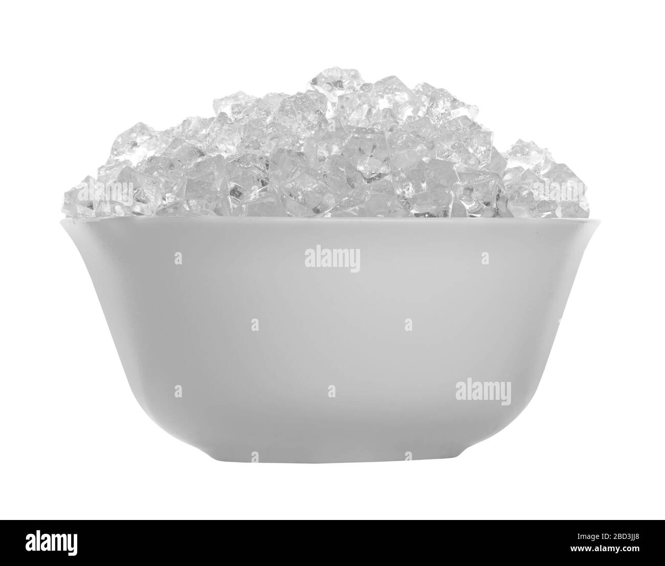 Des cubes de glace dans un bol isolé sur fond blanc Banque D'Images