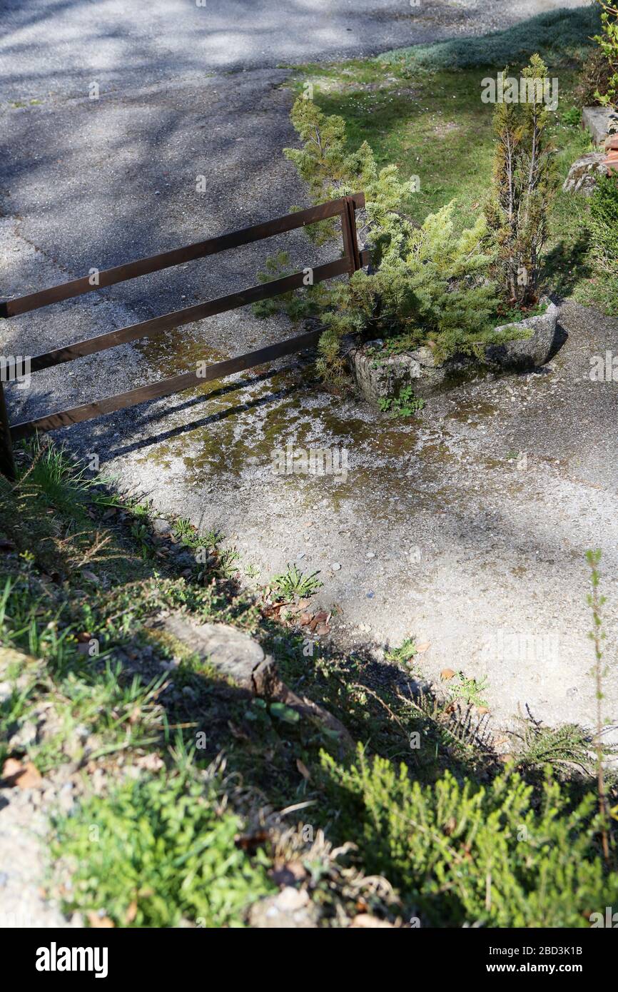 Barrière en bois marron séparant un parking d'une propriété privée. Saint-Gervais-les-bains. Haute-Savoie. France. Banque D'Images