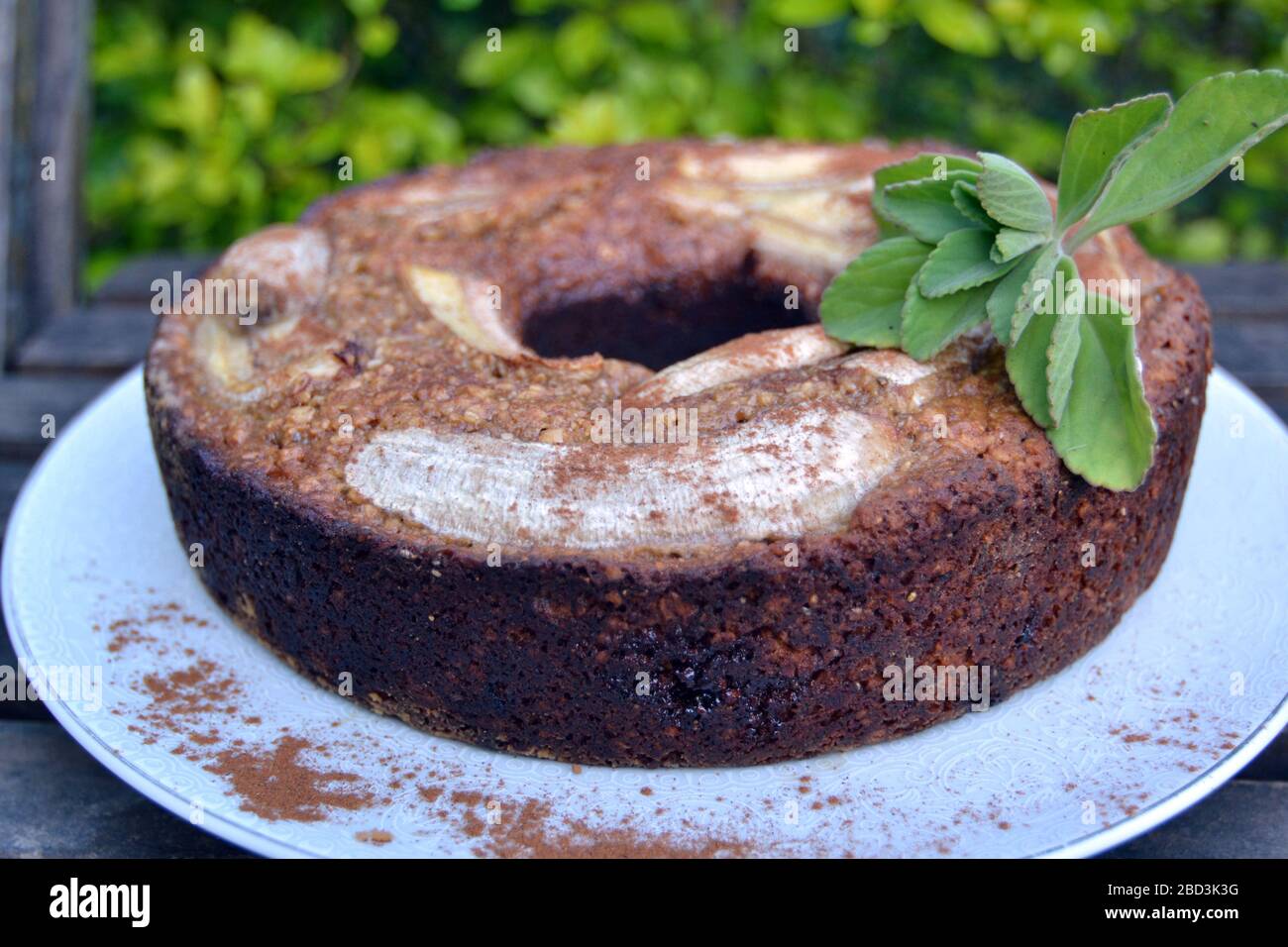 Gâteau à la banane dans une plaque blanche Banque D'Images