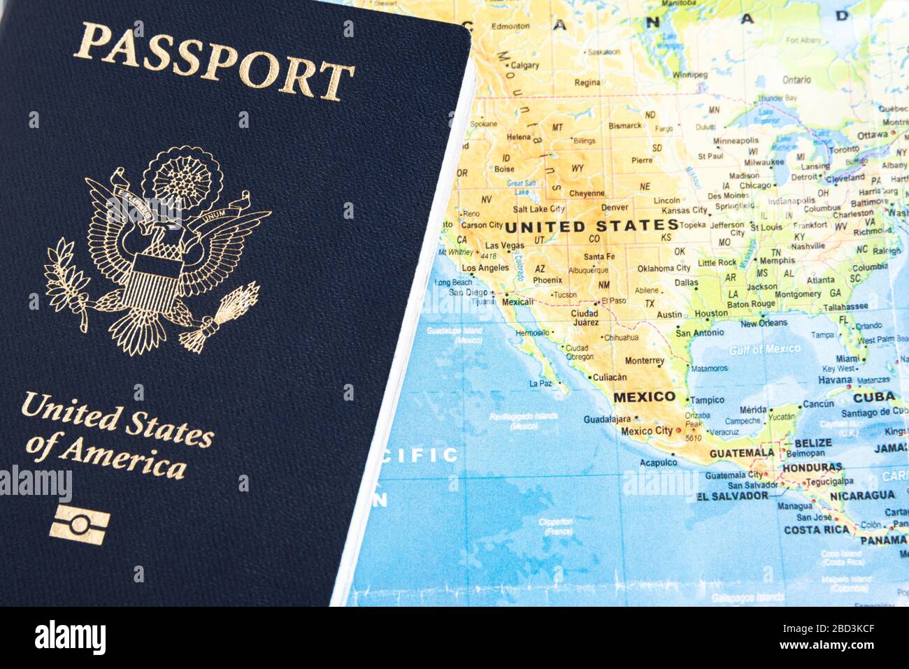 La couverture bleu foncé estampillée sur feuille d'un passeport américain sur un fond de carte du monde. Banque D'Images