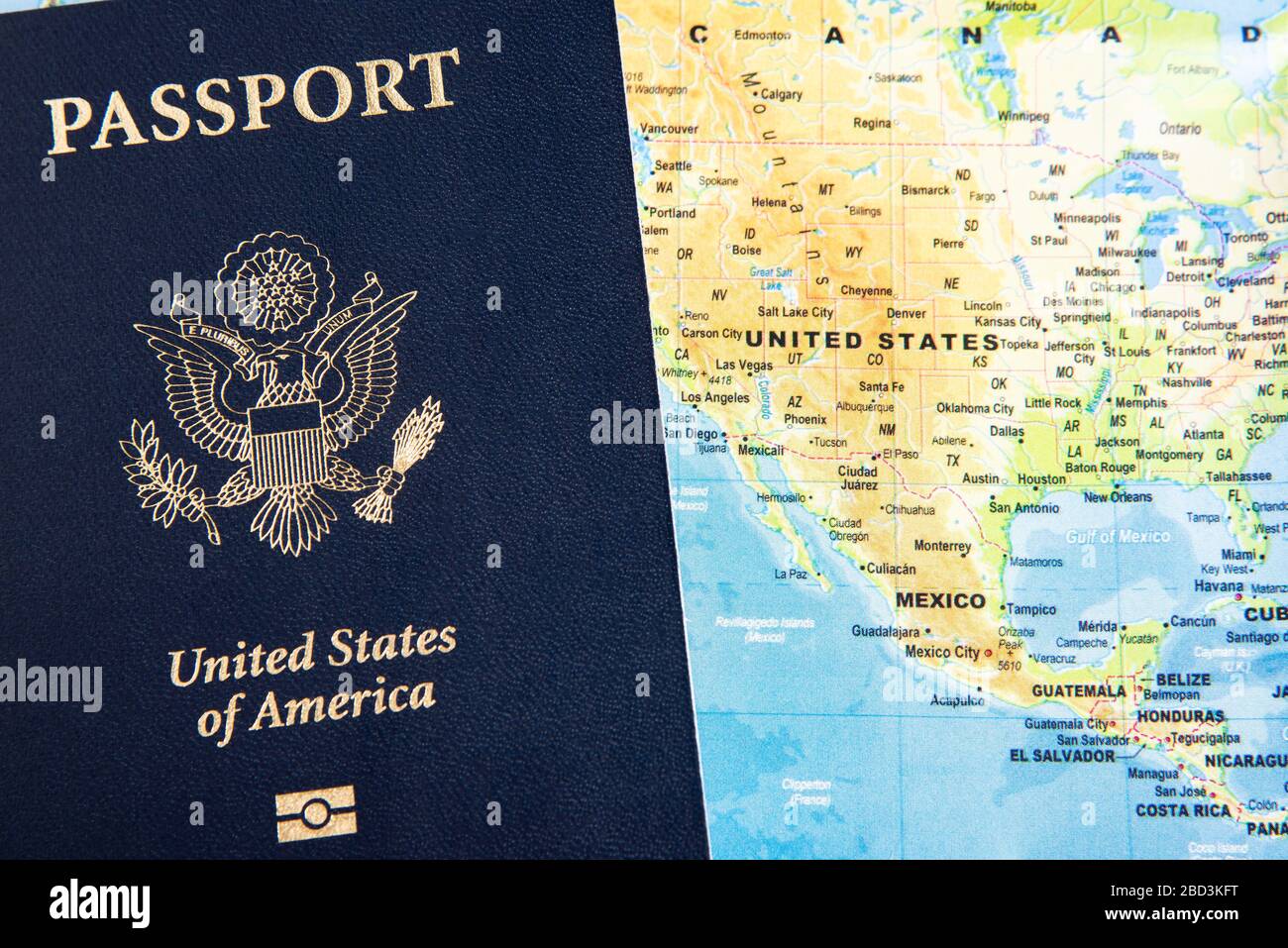 La couverture bleu foncé estampillée sur feuille d'un passeport américain sur un fond de carte du monde. Banque D'Images