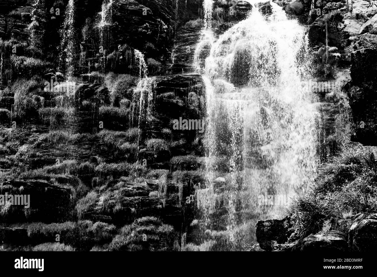 Cascade de Bicame qui coule dans un mur de pierre, Lapinha da Serra, Minas Gerais, Brésil Banque D'Images