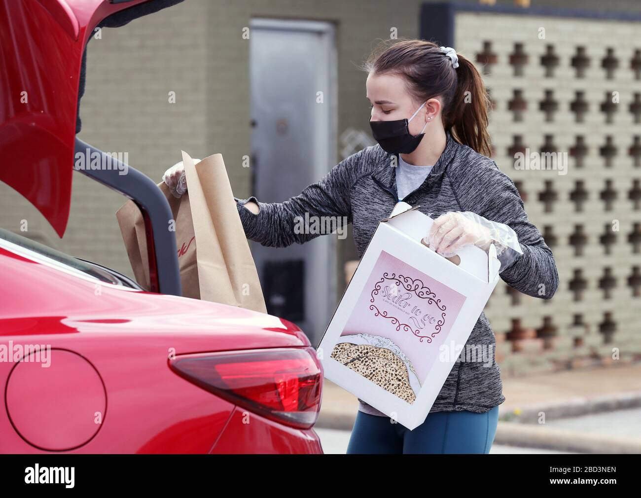 University City, États-Unis. 06 avril 2020. Macy Sisson, volontaire, charge les fournitures dans un coffre d'une voiture que le chauffeur utilisera pour la Pâque, au Chabad Center for Life and Learning à University City, le lundi 6 avril 2020. Le centre a donné de la nourriture libre que les gens peuvent utiliser pour leur Seder de Pâque qui commencera le 8 avril 2020. Photo de Bill Greenblatt/UPI crédit: UPI/Alay Live News Banque D'Images