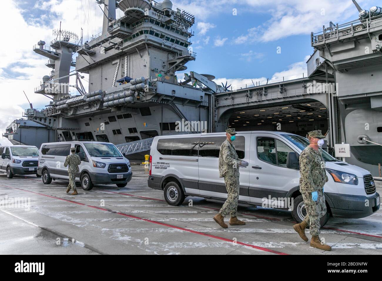 Seabees affectés au Bataillon de construction navale mobile (NMCB) 1 et NMCB 5 coordonnent le transport des marins affectés au porte-avions USS Theodore Roosevelt (CVN 71) qui ont testé négatif pour COVID-19 et sont asymptomatiques de la base navale de Guam au Gouvernement de Guam et des logements commerciaux approuvés par l'armée le 3 avril, 2020. Les marins devront rester en quarantaine dans leur logement assigné pendant au moins 14 jours, conformément à la directive DoD et au décret du gouverneur. Banque D'Images
