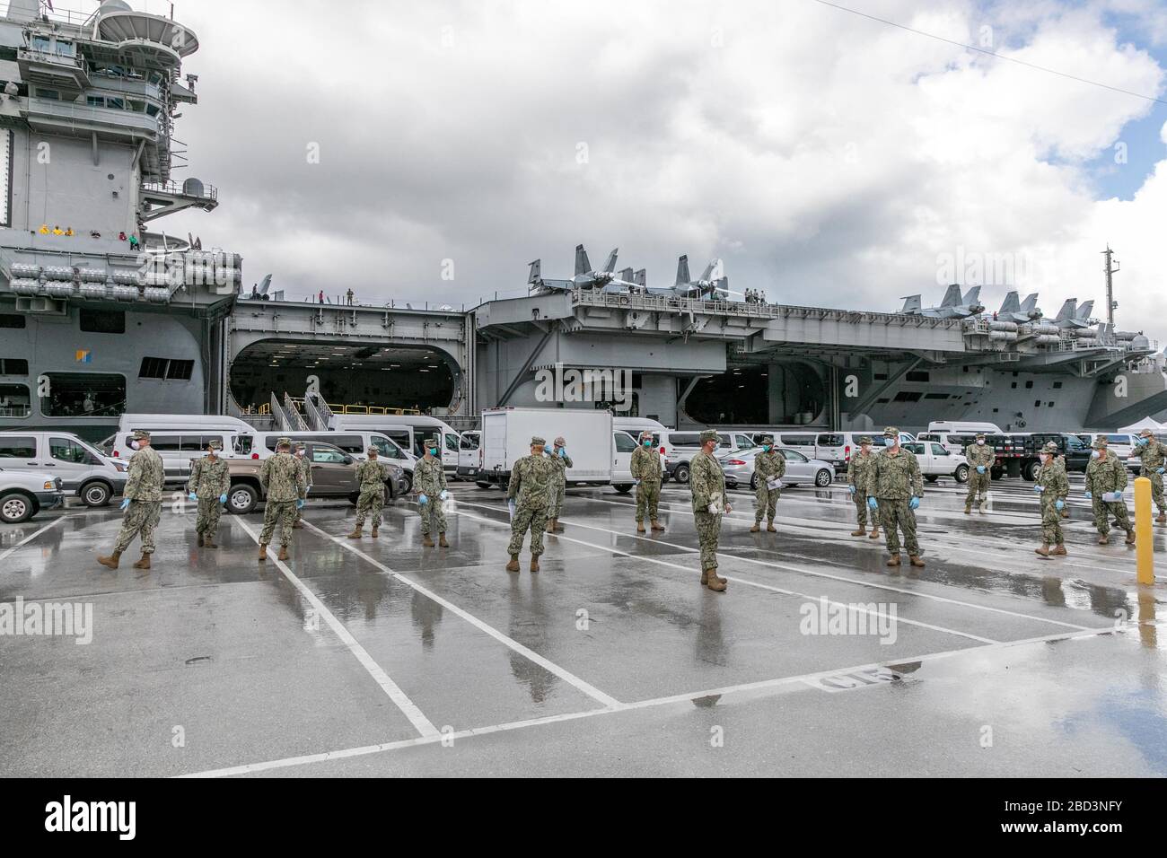 Seabees affectés au Bataillon de construction navale mobile (NMCB) 1 et NMCB 5 coordonnent le transport des marins affectés au porte-avions USS Theodore Roosevelt (CVN 71) qui ont testé négatif pour COVID-19 et sont asymptomatiques de la base navale de Guam au Gouvernement de Guam et des logements commerciaux approuvés par l'armée le 3 avril, 2020. Les marins devront rester en quarantaine dans leur logement assigné pendant au moins 14 jours, conformément à la directive DoD et au décret du gouverneur. Banque D'Images