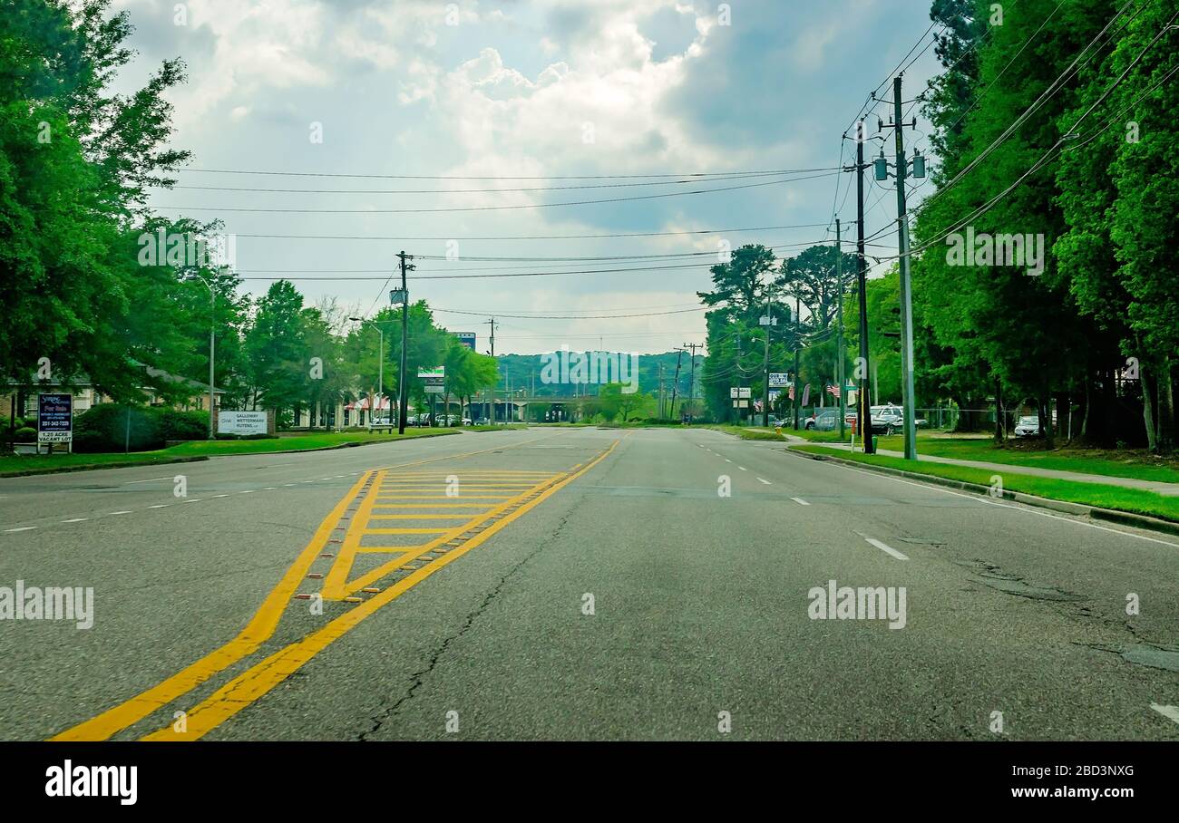 Cottage Hill Road est déserté pendant la pandémie COVID-19, le 29 mars 2020, à Mobile, Alabama. Banque D'Images