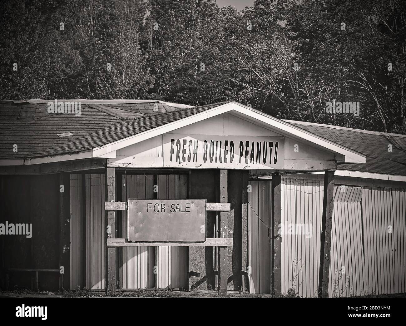 Un magasin abandonné annonce des arachides fraîches bouillies, 29 mars 2020, à Mobile, Alabama. Les arachides bouillies sont une collation populaire dans le Sud américain. Banque D'Images