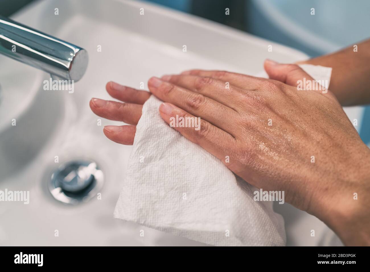 Lavage des mains étapes pour l'hygiène personnelle COVID-19 prévention sécher la main avec une serviette en papier après lavage à la main. Nettoyage préventif de l'infection du coronavirus. Banque D'Images