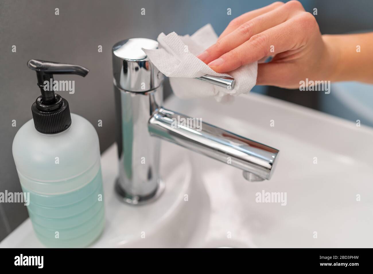 Hygiène des mains lavage des mains fermeture robinet robinet avec serviette en papier après séchage des mains pour la prévention de la contamination COVID-19. Nettoyage aseptisant essuyage salle de bains. Banque D'Images