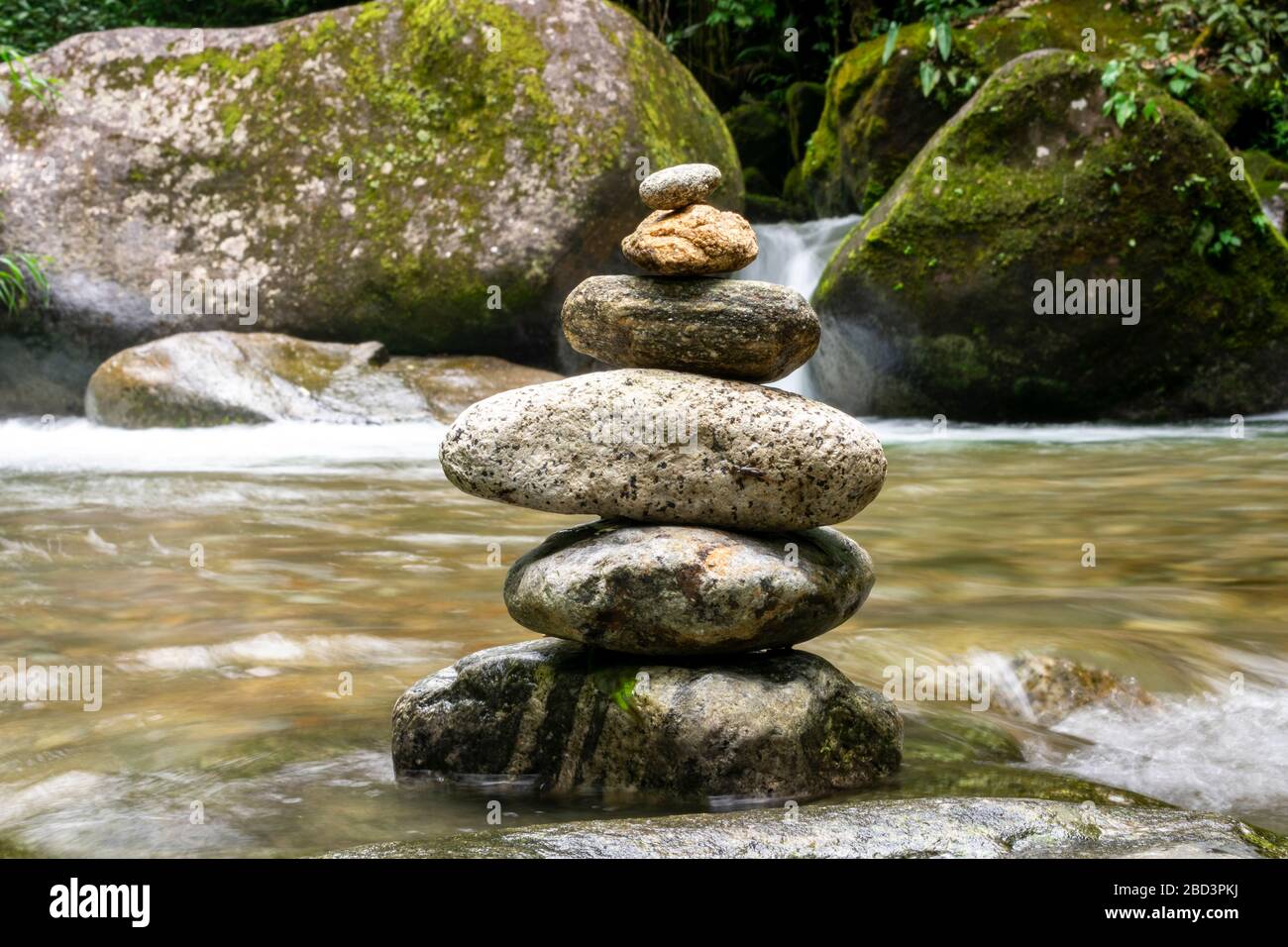 Pierres totem dans l'eau cristalline de la rivière Banque D'Images