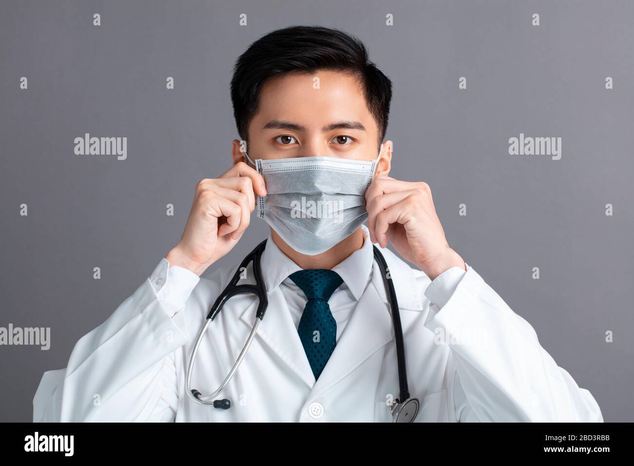 Jeune médecin portant un masque médical Banque D'Images
