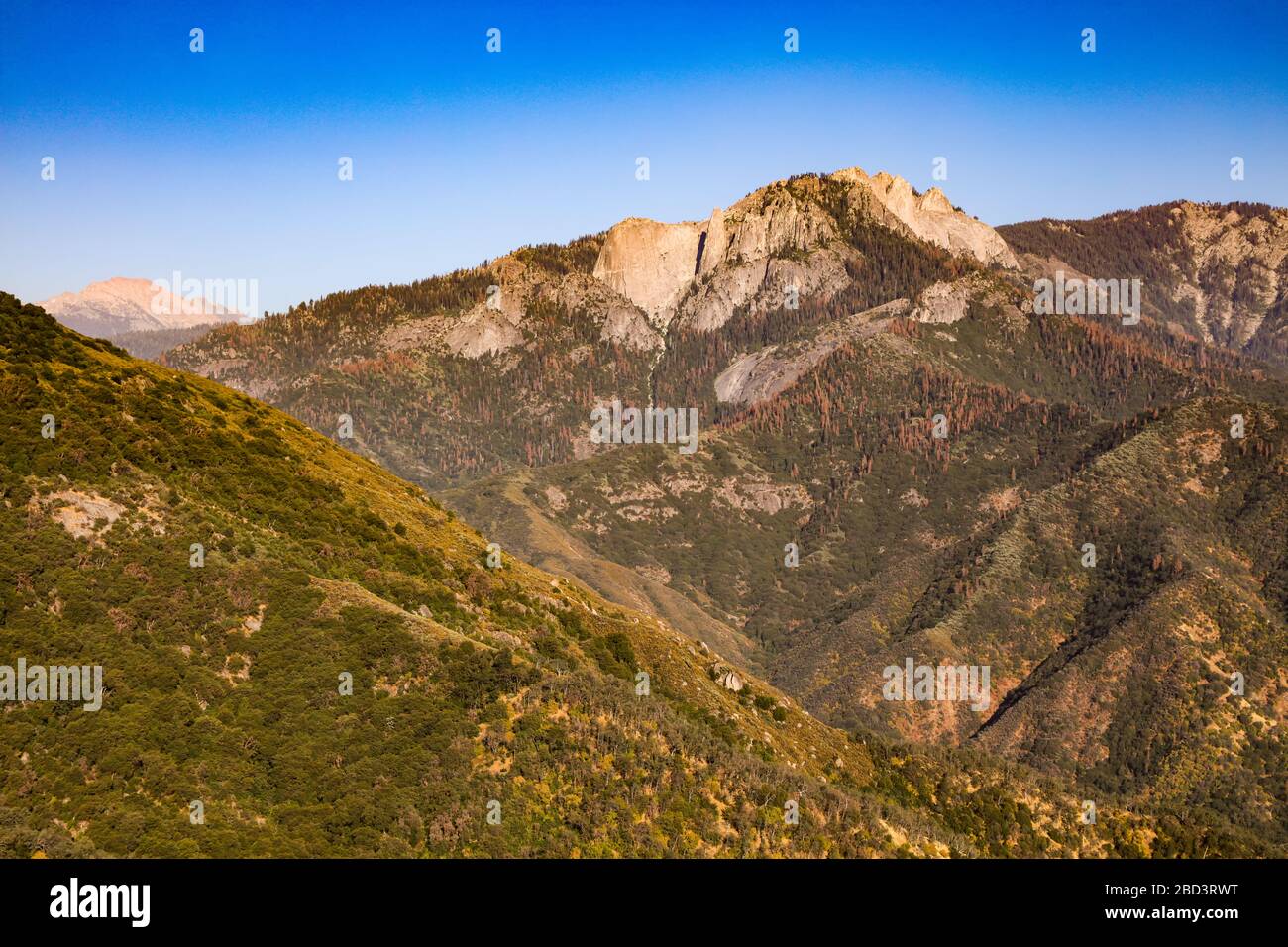 Vue panoramique sur les montagnes de la Sierra Nevada depuis la Californie, près de la forêt nationale de Sequoia. Banque D'Images