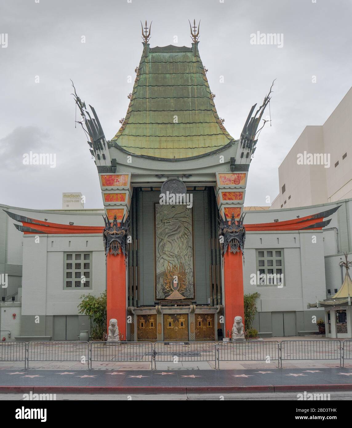 Il n'y a pas de touristes qui marchent devant le célèbre théâtre chinois d'Hollywood le long de Hollywood Boulevard's Walk of Fame lors de la campagne de distanciation sociale Covid19 d'avril 2020 dans la ville. Il est normalement emballé avec des voyageurs du monde entier qui viennent voir la main de célébrité et des empreintes de pied mis en ciment devant le célèbre monument. Banque D'Images