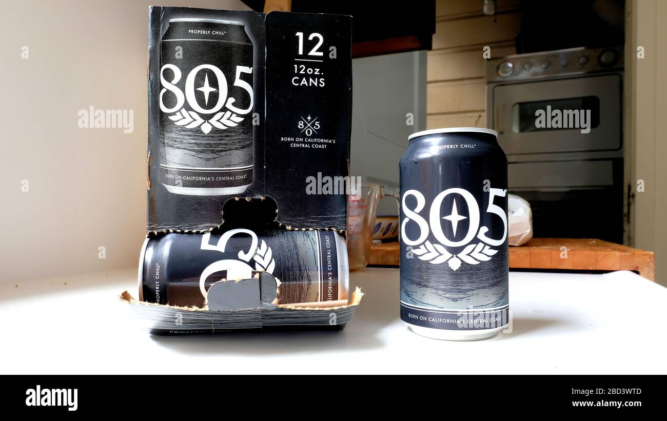 Une boîte de 805 bières de Firestone Walker sur un comptoir de cuisine à côté d'un paquet de douze bières 805 ; 'né sur la côte centrale de Californie' ; 'bien refroidir'. Banque D'Images