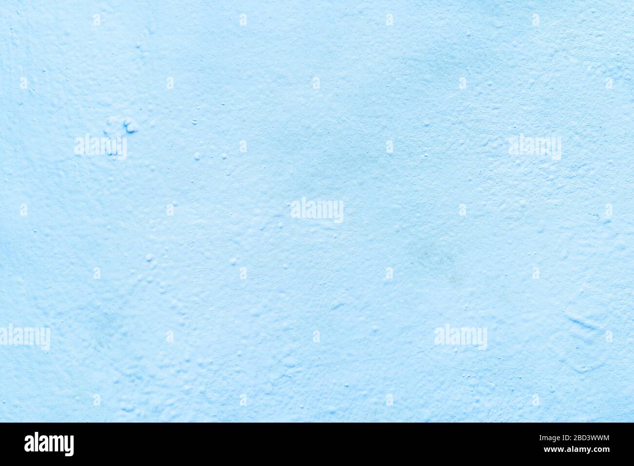 Arrière-plan abstrait de couleur bleu clair peint sur un mur en béton. Banque D'Images