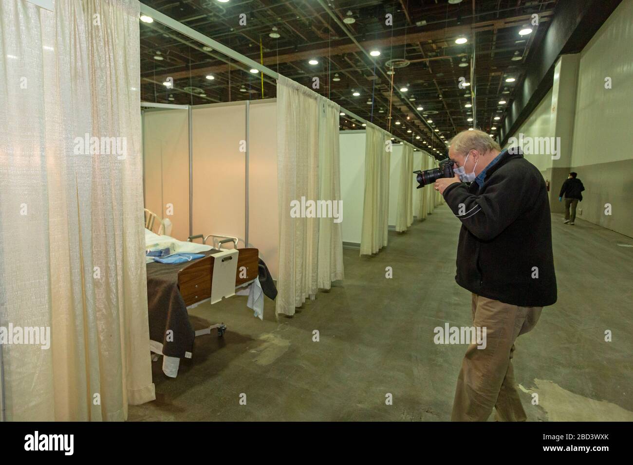 Detroit, Michigan, États-Unis. 6 avril 2020. Les travailleurs construisent un hôpital de terrain d'urgence au centre des congrès du TCF. L'hôpital de 1 000 lits s'occupe des patients du groupe Covid-19. Le photographe Jeff Kowalsky documente la construction de l'hôpital. Crédit: Jim West/Alay Live News Banque D'Images