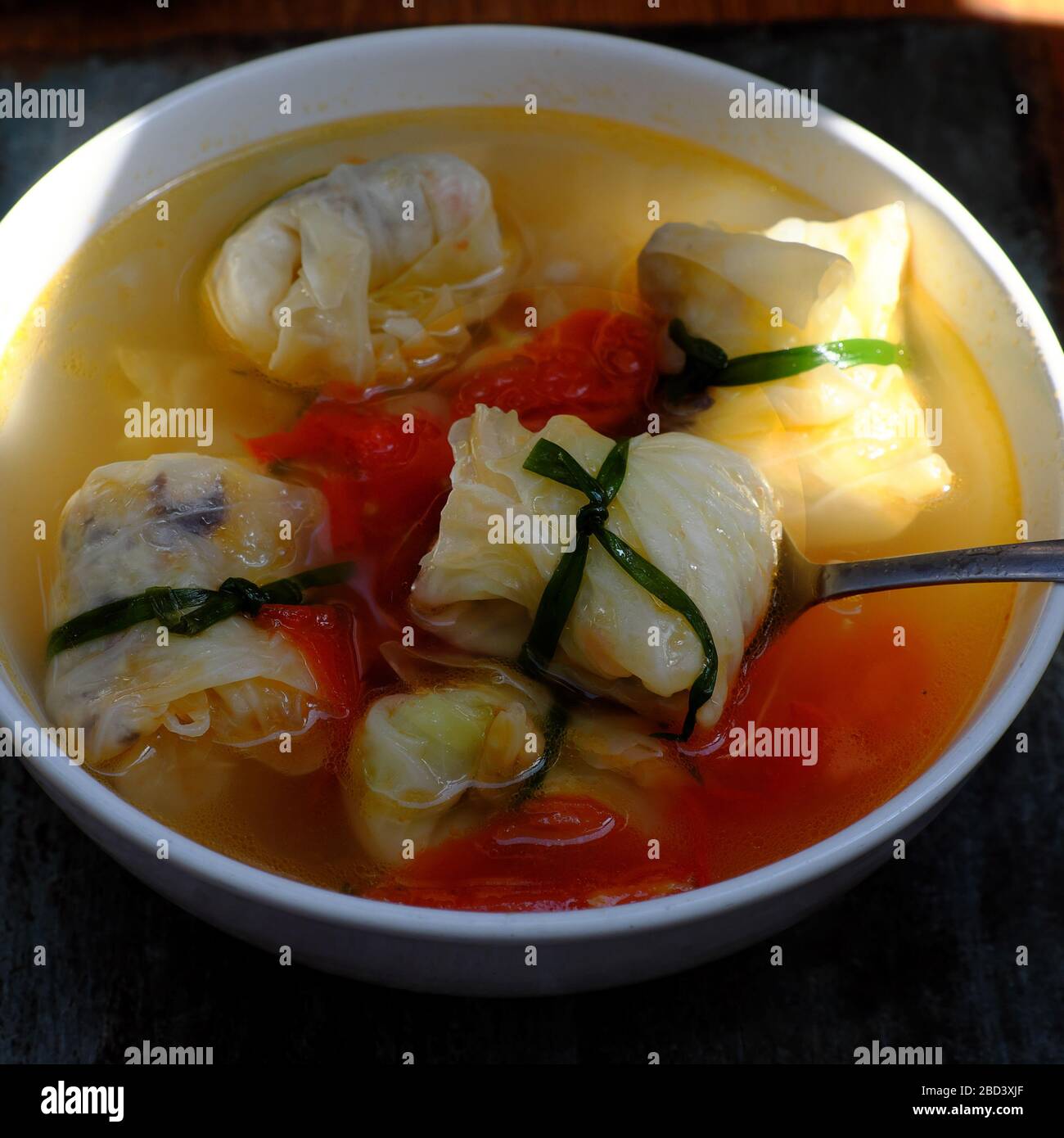 Légumes soupe de chou farci dans un bol, plat végétarien vietnamien prêt à manger Banque D'Images