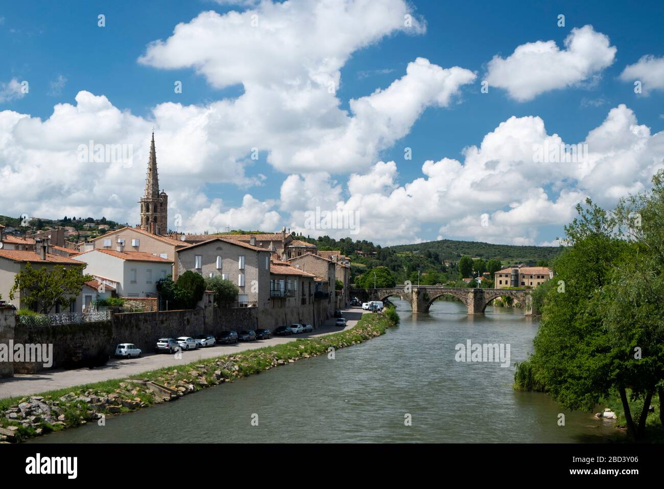 Vue sur Limoux France le long de la rivière Aude Banque D'Images