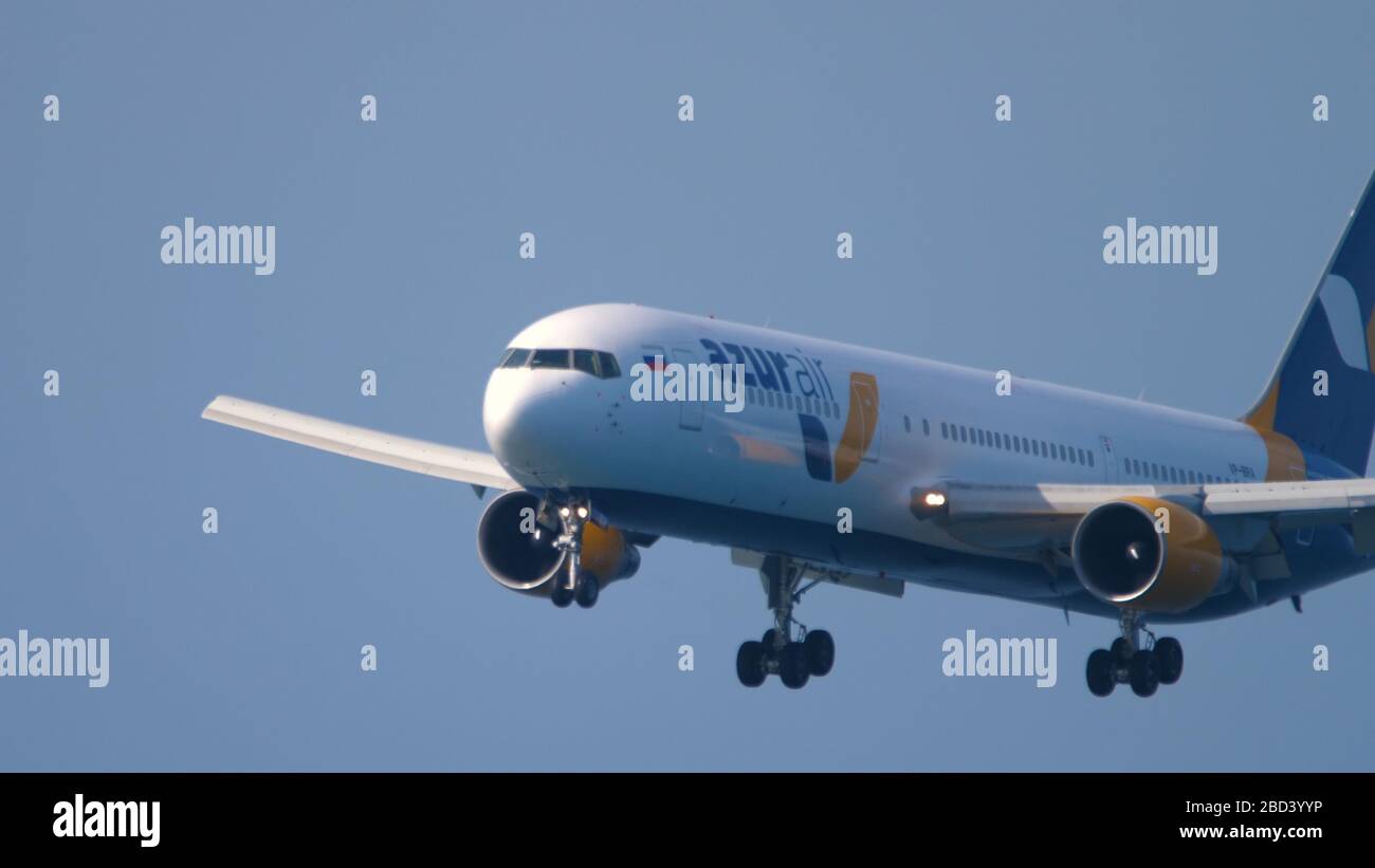 Azur Air Ukraine Boeing 767 atterrissage Banque D'Images