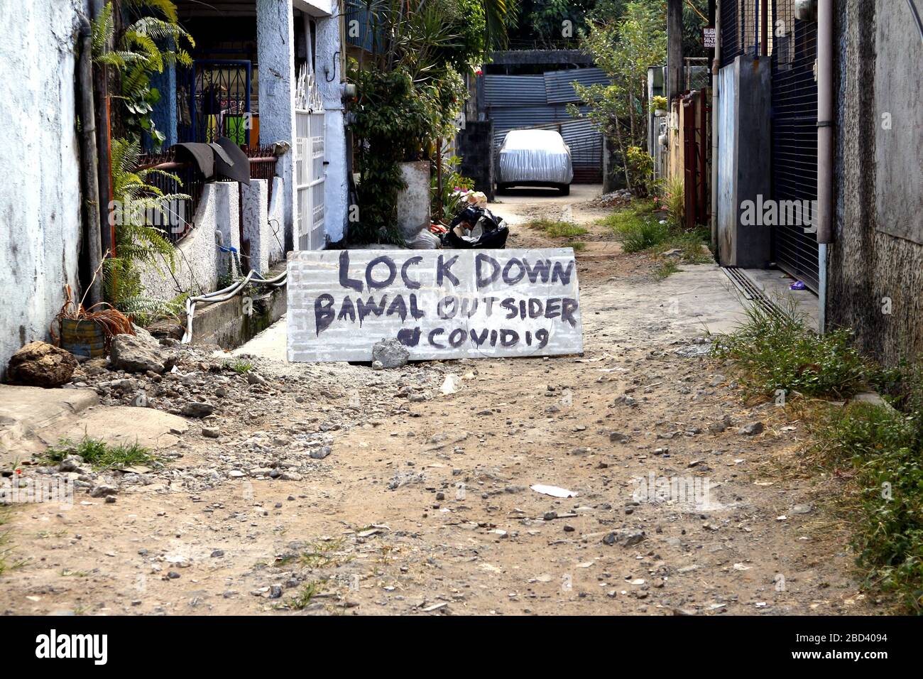 Antipolo City, Philippines - 4 avril 2020 : fermeture de la communauté résidentielle et refus aux non-résidents d'entrer dans leur communauté pendant le verrouillage en raison de C Banque D'Images