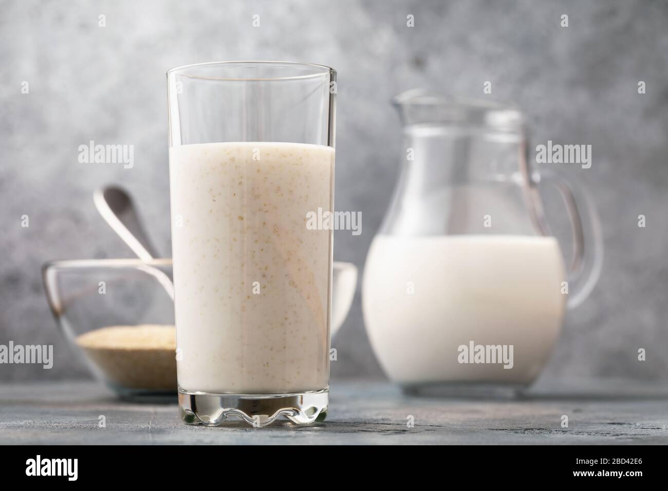 Un verre de kéfir avec son sur la table. Concept sur le sujet d'une boisson utile pour la digestion Banque D'Images
