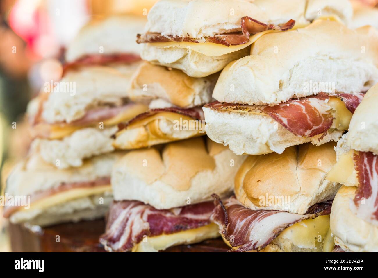 Sandwichs au jambon serrano au fromage et au jamon sur un marché de la nourriture de rue. Banque D'Images
