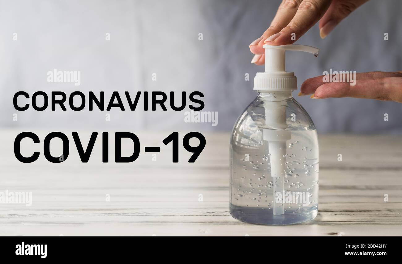 Désinfectant pour les mains pour la prévention de la pandémie de coronavirus avec des lettres coronavirus. Banque D'Images