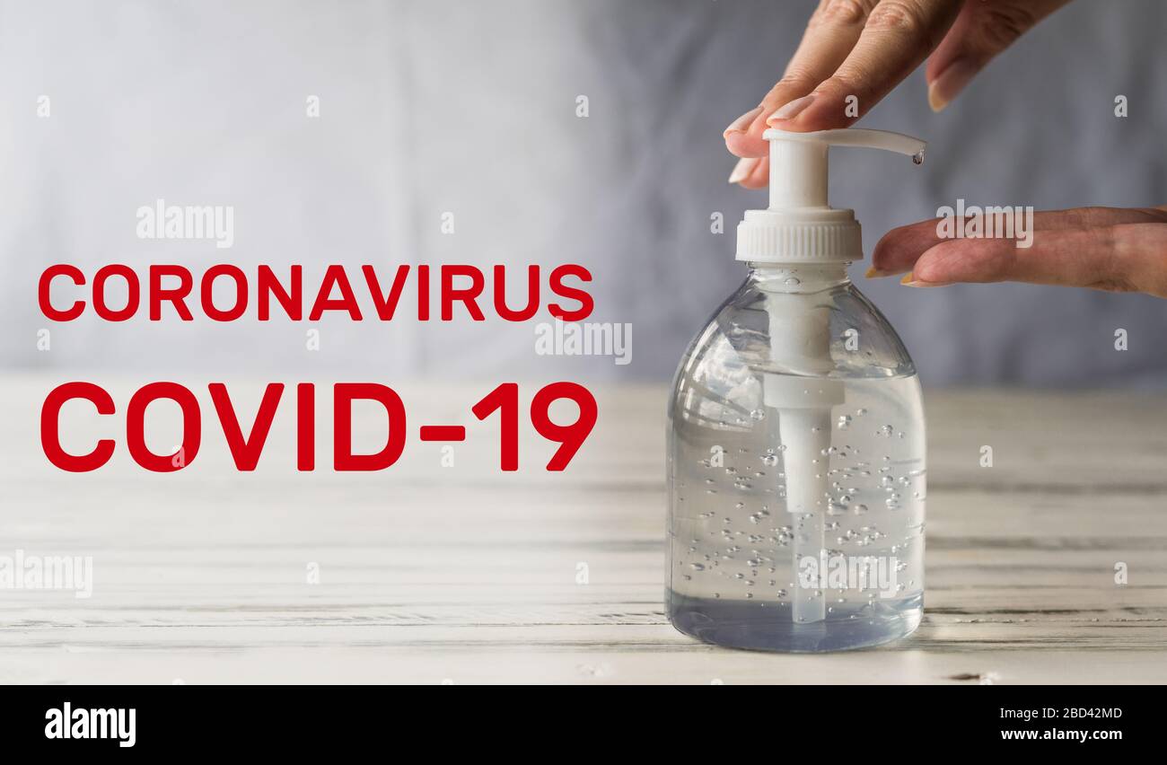 Désinfectant pour les mains pour la prévention de la pandémie de coronavirus avec des lettres coronavirus. Banque D'Images