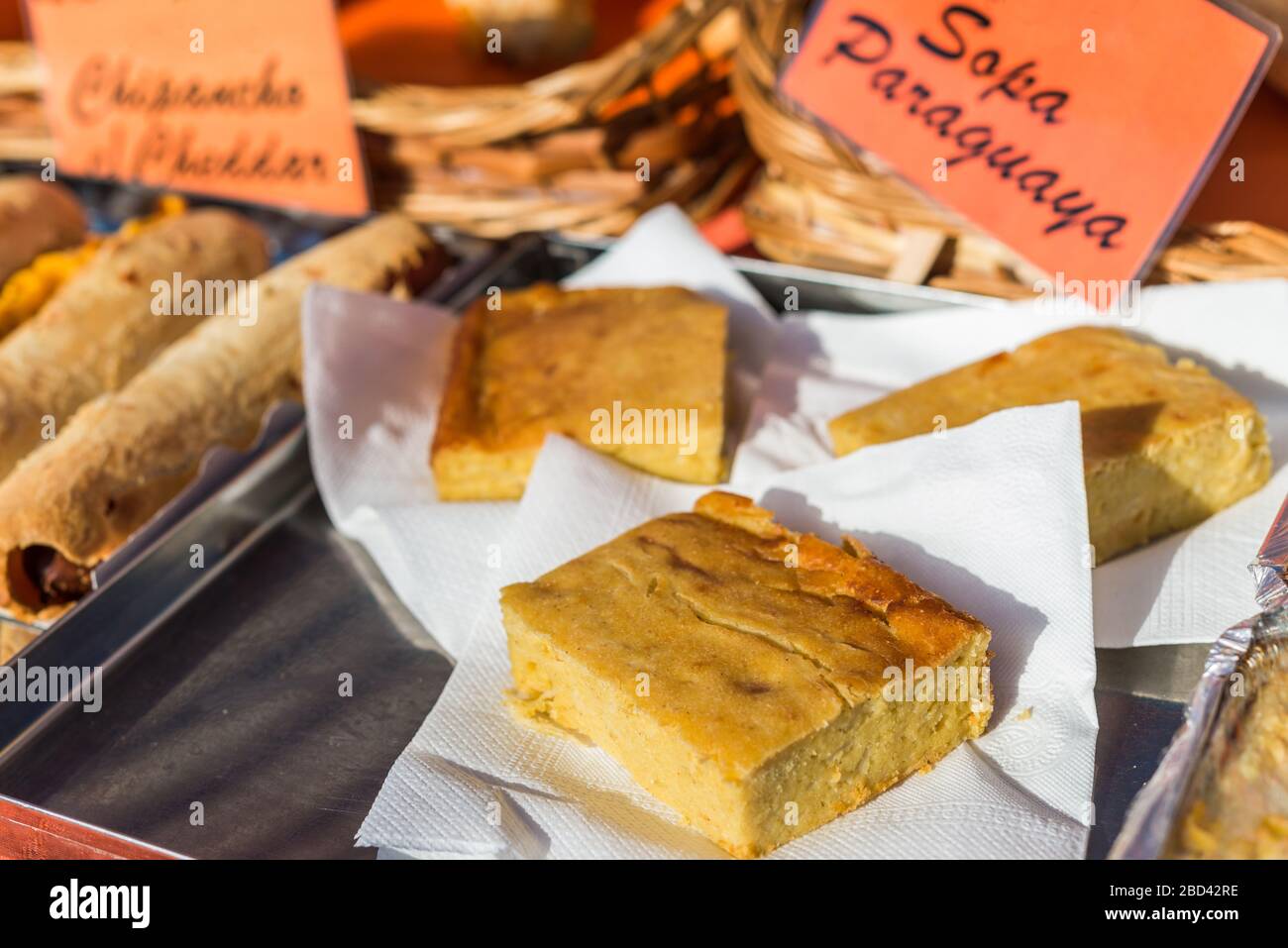 Plat paraguayen appelé sopa paraguaya sur un marché alimentaire de rue. Banque D'Images