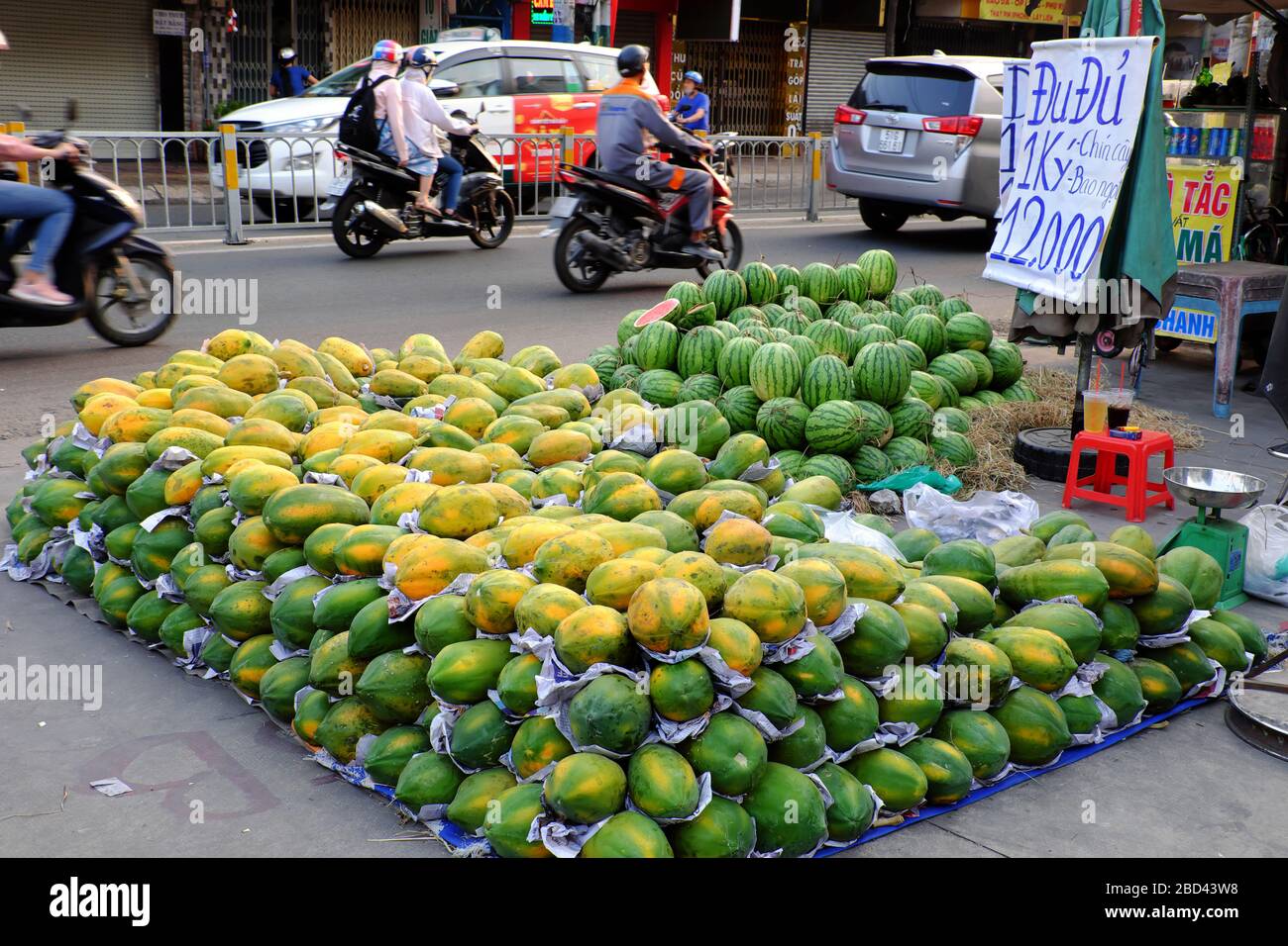 HO CHI MINH VILLE, VIET NAM, beaucoup de fruits papaye arrangement de plancher à vendre sur le marché extérieur des agriculteurs, produit agricole prêt servir pour Tet Vietnam Banque D'Images