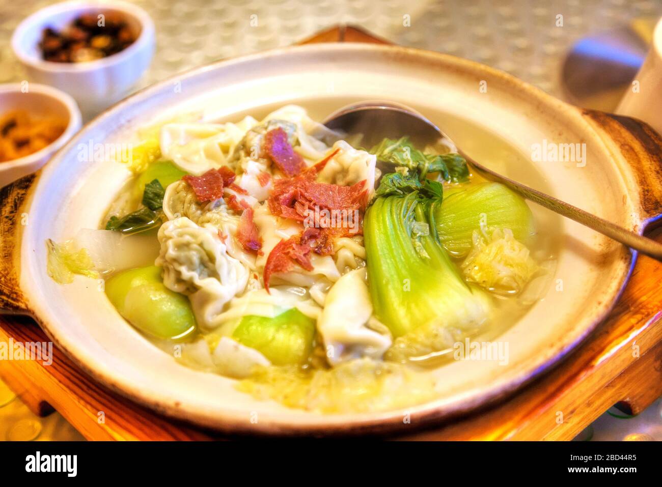 Wonton chinois traditionnel dans une soupe de jambon fumé avec du chou napa et du bok choy de Shanghai. Banque D'Images