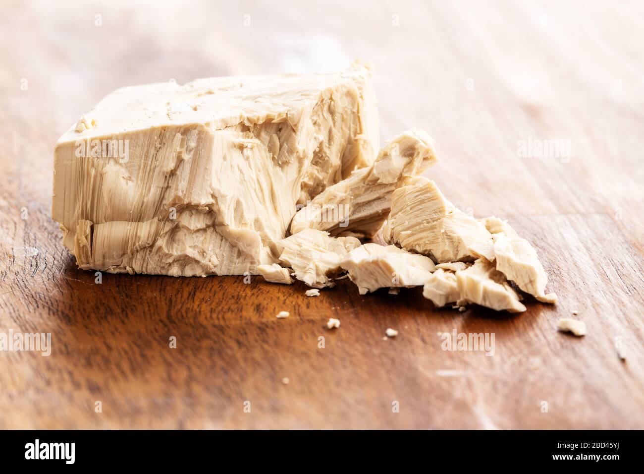 Blocs de levure frais sur table en bois. Banque D'Images