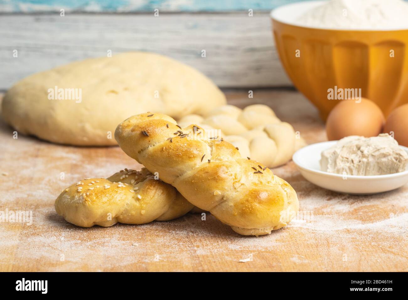 Délicieux petits pains tressés sur la table de cuisine. Banque D'Images