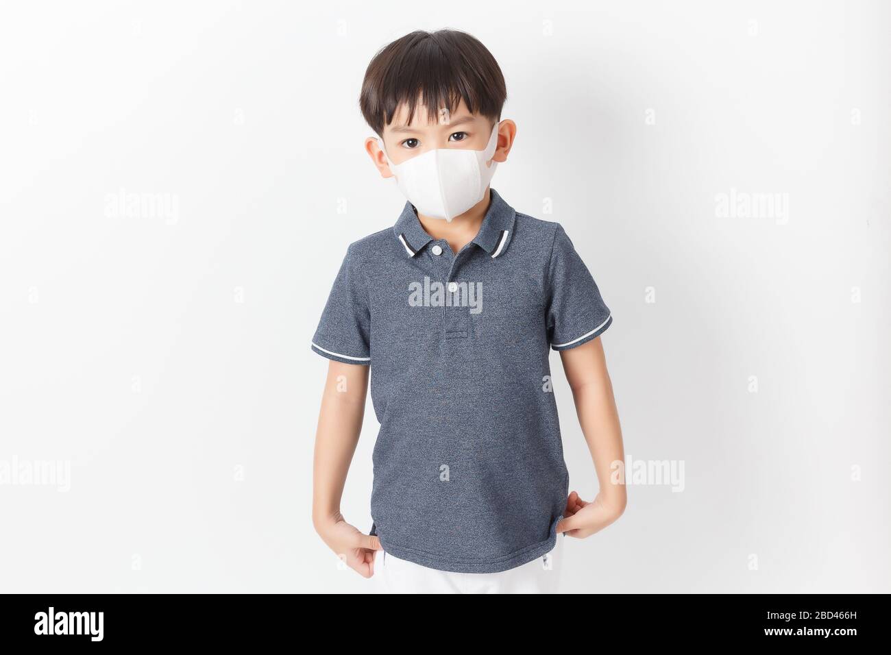 Garçon d'enfant asiatique portant une protection mask​ for​ prevent​ contre l'infection de l'éclosion du virus Covid-19 ou de la poussière PM 2.5 pollution de l'air. Banque D'Images