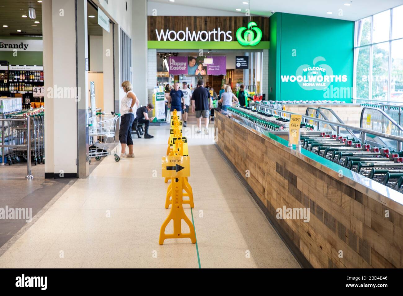 Sydney, Australie. Mardi 7 avril 2020. Les supermarchés australiens ont annoncé et ont commencé à mettre en place des mesures de contrôle de la foule avant le long week-end de Pâques pour s'assurer que les acheteurs de magasins peuvent maintenir des distances sociales lorsqu'ils achètent leurs produits alimentaires, notamment des voies d'entrée et de sortie séparées. Crédit Martin Berry/Alay Live News Banque D'Images