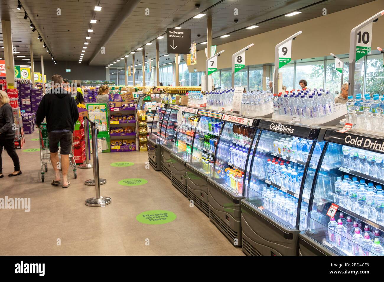 Supermarché australien avec marquage au sol pour aider les gens à maintenir des distances sociales, Sydney, Australie COVID-19 mesures Banque D'Images