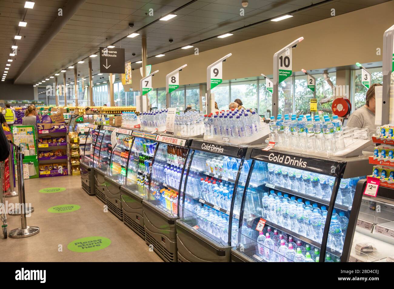 Supermarché australien avec marquage au sol pour aider les gens à maintenir des distances sociales, Sydney, Australie COVID-19 mesures Banque D'Images