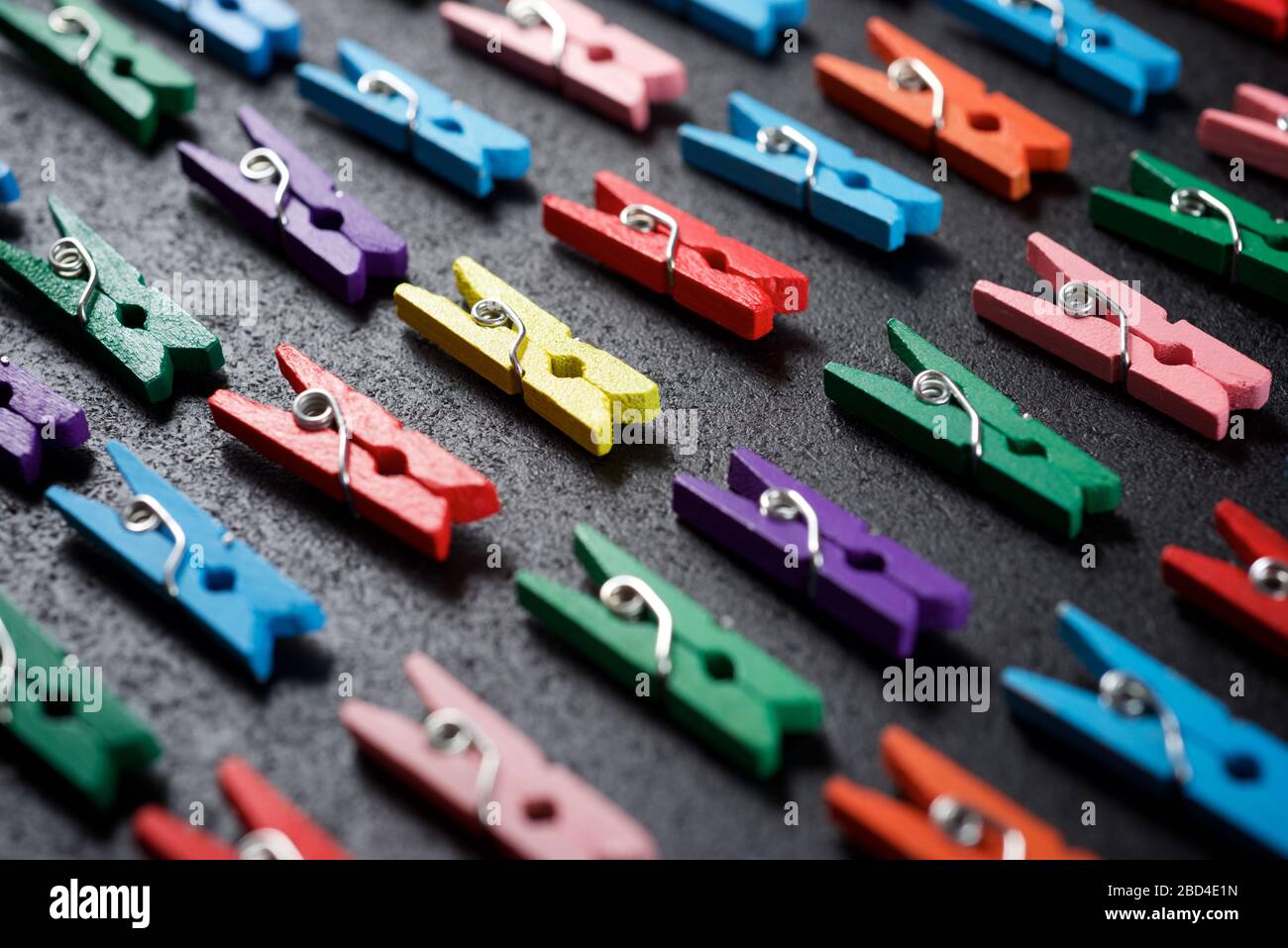 Petits clothespins sur une table noire. Banque D'Images