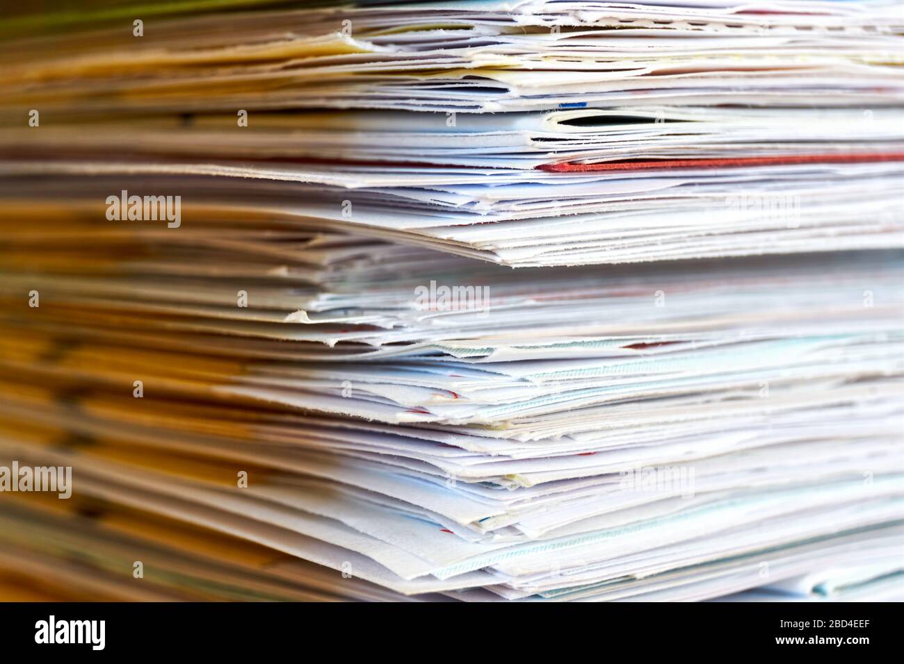 Pile de papiers. La pile de documents d'affaires, de factures ou de documents est rapprochée. La vie sans dette, la charge de travail de stress de bureau d'affaires ou le concept de bureau sans papier. Banque D'Images