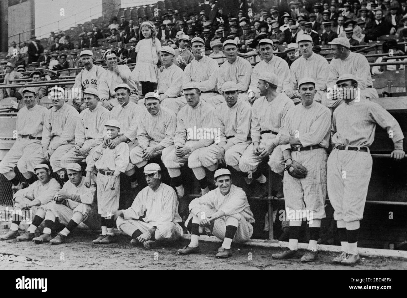 Rangée supérieure (de gauche à droite) : Joseph Quirk (entraîneur), Tris Président, fille non identifiée, Joe Wood, Hick Cady, pink Thomas, Buck O'Brien, Hugh Bradley, Duffy Lewis. Rangée du milieu : Harry Hooper, Bill Carrigan, Steve Yerkes, OLAF Henriksen, Clyde Engle, les Nunamaker, Charlie Hall, Larry Gardner, Ray Collins, Jake Stahl. Première rangée : Heinie Wagner, Hugh Bedient, mascotte, Larry Pape, Marty Krug. Banque D'Images
