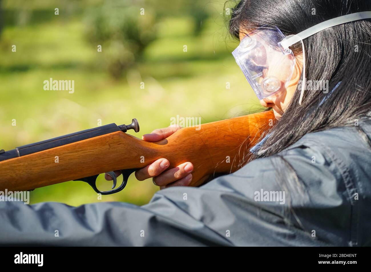 Femme tir et visée UN fusil vintage - gros plan, porter des lunettes Banque D'Images
