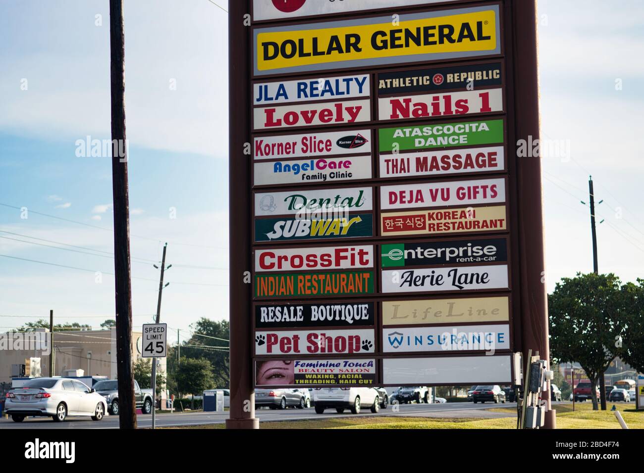 Humble, Texas/USA 11/20/2019: Panneau horizontal annonçant de nombreuses entreprises locales dans un centre commercial de bande à Houston, TX par le bord de la route de FM 1960. Banque D'Images