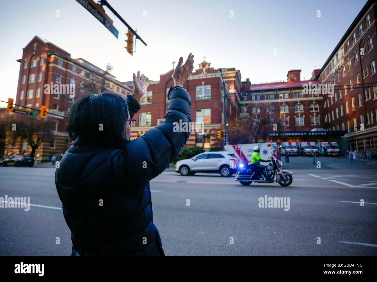 Vancouver, Canada. 6 avril 2020. Une femme applaudit et applaudit les travailleurs de la santé à l'extérieur de l'hôpital St. Paul lors de la Journée mondiale de la santé à Vancouver, Canada, le 6 avril 2020. Crédit: Liang Sen/Xinhua/Alay Live News Banque D'Images